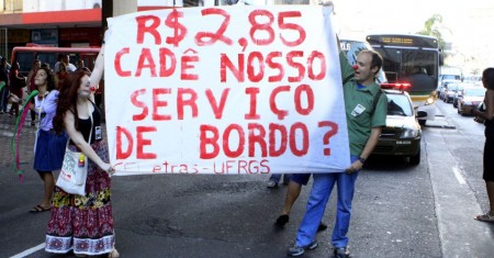 Protestos contra aumento da passagem ocorrem há mais de dez anos em Porto Alegre. Estudantes questionam alto valor da passagem em um serviço que deveria ser público. - Foto:UOL