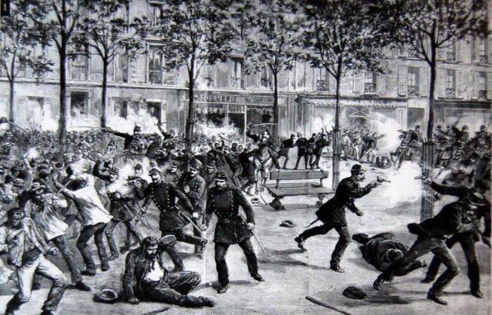 No 1º de Maio de 1886, milhares de trabalhadores de Chicago, tal como de muitas outras cidades americanas, foram para a rua, exigindo a redução da jornada de trabalho. Três dias depois, durante novas manifestações, a repressão brutal da polícia provocou mais de 100 mortes e a prisão de dezenas de operários.  - Foto:Sindjufemsr