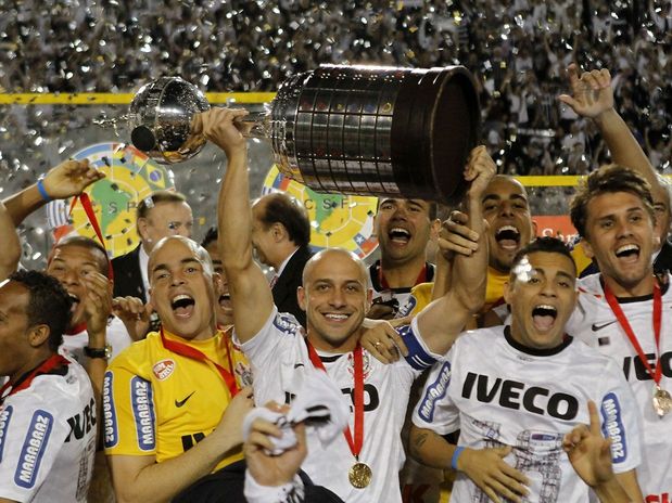 Depois de anos de zoação, Corinthians finalmente levanta o torneio tão cobiçado - Foto:Léo Pinheiro/Terra
