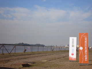 Fotografia de Daniela Soares. O Cais do Porto compôs a paisagem da Bienal. A placa é indicativa da Mostra Três Fronteiras, com o inédito programa de Residência Artística no evento.  - Foto: