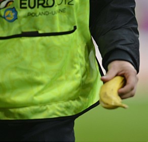 Até banana já foi jogada em campo durante a Euro... - Foto:AFP