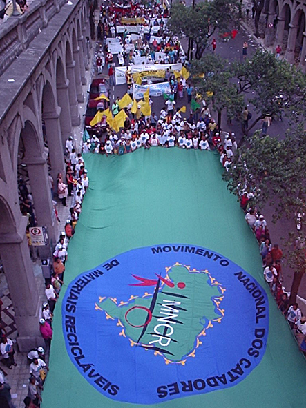 A saída para o crescimento do Rio Grande está no controle social das concessões públicas, como é o caso da coleta e reciclagem dos resíduos, reivindicação do MNCR em marcha pelas ruas de Porto Alegre   - Foto: