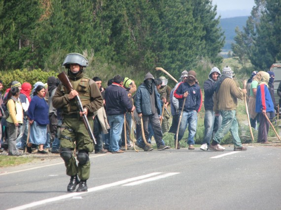 Os Carabineros da Concertação seguem a disciplina prussiana e a vocação de colonialismo interno e repressão social do período Pinochet. O caldo de cultura de lutas ancestrais como a do povo Mapuche, manteve o Estado como vigilante das parcelas mais organizadas do povo chileno. O caldo de cultura como representação estava pavimentado para um possível retorno dos herdeiros políticos de Pinochet.  - Foto:radiobiobio