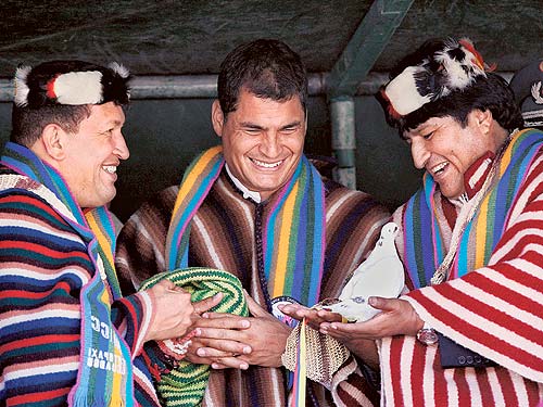 A chegada ao poder de Chávez, Correa e Morales caracterizou uma ruptura no pacto liberal-democrático do Continente. Esta desestabilização da democracia delegativa obrigou a Colômbia a agir, internacionalizando sua guerra civil antes que Venezuela e Equador se transformassem em santuário definitivo para a força beligerante FARC.  - Foto: