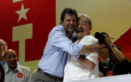 Fernando e Luiz Inácio, no momento do abraço do prefeito paulistano agora eleito no padrinho político.   - Foto:correiodemocraticonline 