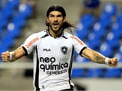 El Loco Abreu faz da torcida alvinegra uma massa de uruguaios por adoção, radicados no Rio de Janeiro, de 40º graus e problemas mil. Junto com o argentino Herrera, faz a dobradinha platense do alvinegro de glórias, como nos tempos de Garrincha e Nílton Santos, e de amarguras inexplicáveis, relatados pelos sobreviventes da era Charles Borer, o irmão do delegado do DOPS que vendeu a sede do clube.   - Foto:digaofutebol