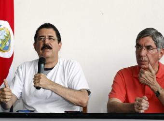 Manuel Zelaya e Oscar Arias organizaram uma solução negociada para salvar um governo enterrando o processo político que o alimentava. Só esqueceram de combinar com os gorilas bananeros golpistas o que fazer.   - Foto:Elpais