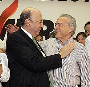 O ex-quase candidato a vice-rei do Brasil, o tucano Mr. Henrique Meirelles, recebe o abraço de urso do homem de confiança de Quércia e Dantas, o deputado federal do PMDB de São Paulo de Piratininga, Sr. Michel Temer  - Foto:Dida Sampaio-AE