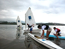 As crianças que aprendem a arte dos esportes náuticos poderiam ser regra, e não exceção, caso o país tivesse um sistema nacional de esportes olímpicos.  - Foto: