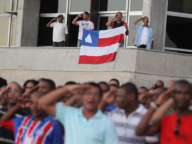 A greve dos PMs da Bahia oscila entre a ação sindical clássica e um motim, considerando a Lei Militar que rege as forças de repressão ostensivas no Brasil. A matriz salarial das polícias e o regimento militar – com oficiais e praças - é um barril de pólvora. - Foto:fabiocampana.com.br 