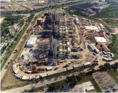 Esta refinaria, poderia estar funcionando com outra matriz energética. Assim, quebraríamos a dependência louca, onde a estatal brasileira corre riscos para benefícios de outras transnacionais. - Foto:
