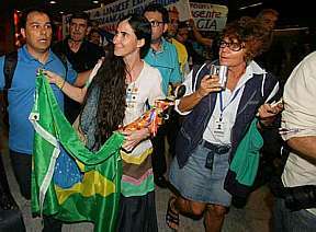 Os protestos pela presença de Yoani Sánchez no Brasil decorrem do financiamento de sua publicação e das duvidosas alianças tecidas por esta ativista liberal dentro da Ilha. - Foto:dignow