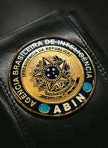 A atividade de Inteligência é integralmente coberta pelo sigilo; age voltada para o ambiente externo à organização; seus alvos podem ser organizações inimigas ou indivíduos; pode conduzir ações de espionagem, sabotagem, propaganda, ingerência econômica e outras da mesma espécie, sempre com a finalidade de defender os interesses do seu patrocinador. - Foto:Revista Época