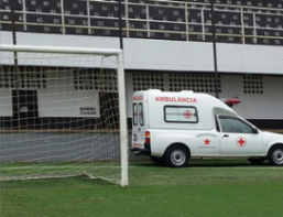 Foi preciso uma necessidade para a ambulância finalmente poder entrar na Vila - Foto:Arnaldo Hise/Santos
