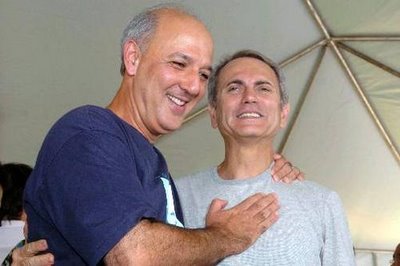 O ex-PP, ex-tucano e futuro ex-DEM, José Roberto Arruda e seu vice e possível ex-aliado, o empresário do ramo imobiliário (como todos os poderosos de Brasília!), Paulo Octávio Alves Pereira, ele próprio ex-PRN (choque de Collor) e ex-deputado federal. A política profissional brasileira tem a ética dos mercenários, “não se deixe capturar, pois socorro não chegará!”. Arruda nada contra a maré do Paranoá. A tormenta apenas começa.   - Foto:blogflanar