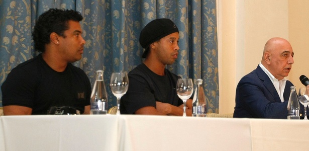 Roberto Assis, Ronaldinho Carioca e Adriano Galliani poderiam dar aulas de interpretação para célebres canastrões da teledramaturgia brasileira. Ganharam o posto de muito global decadente ou ex-globais contratados pela Record. Que papelão! - Foto:sempre eterno blogspot