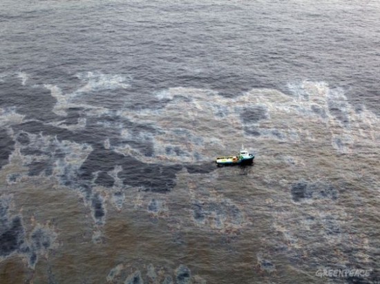 A empresa petrolífera Chevron foi responsabilizada pelo vazamento de óleo na Bacia de Campos (RJ). Além das multas que ultrapassam R$ 300 milhões, a petroleira terá de bancar por um ano todo monitoramento da retirada do óleo da bacia fluminense. - Foto:Greenpeace