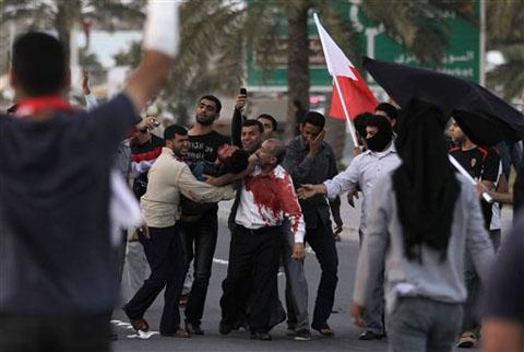 Tradicionalmente entre os protestos dos povos árabes, o sangue derramado nas ruas torna-se combustível e alento para uma cultura política onde se doar pode vir a implicar em martírio por uma causa justa. Os déspotas da dinastia Khalifa e seus aliados em Washington sabem disso.      - Foto:rc.kbg.me