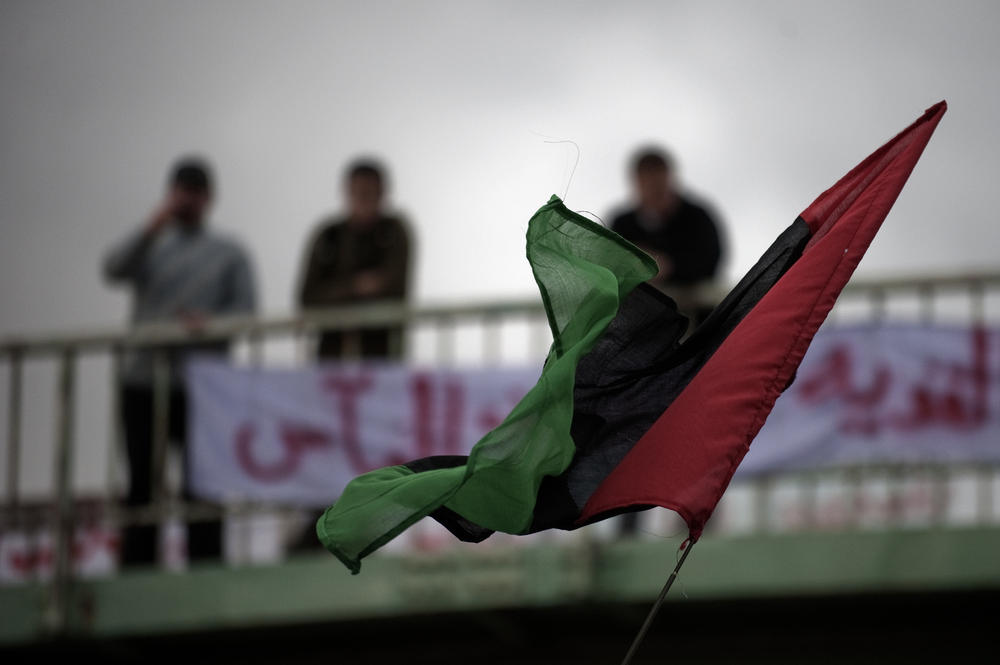 La nueva bandera de Libia todavía no tiene ninguna garantía de victoria militar y política en contra las fuerzas del régimen de Muamar El-Gaddafi  - Foto:aolnews