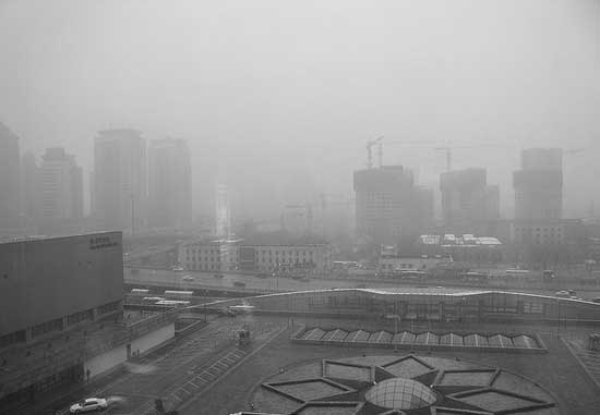 A poluição de Beijing, em níveis absurdos e humanamente insuportáveis, é o reflexo de uma escolha de crescimento capitalista a todo e qualquer custo.  - Foto:planetasustentável