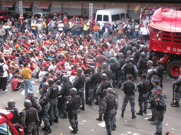 A greve dos bombeiros é enquadrada como “rebelião” uma vez que estes trabalhadores socorristas estão dentro de um regime castrense com disciplina militar. O atentado contra o direito de greve é mais um dos absurdos brasileiros.  - Foto:redebrasilatual