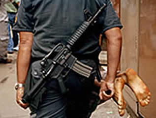 A comoção popular com a morte absurda do menino João Hélio termina por abafar o debate de fundo. Não há correção possível com o modelo policial totalmente falido. - Foto: A comoção popular com a morte absurda do menino João Hélio termina por abafar o debate de fundo. Não há correção possível com o modelo policial totalmente falido. - Foto: