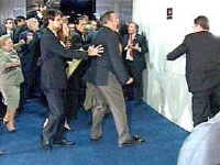 Face sincera de um comportamento criminal blindado pela imunidade parlamentar, o julgamento suspeito de Renan iniciou os trabalhos com cenas de pugilato entre seguranças e legisladores


 - Foto: