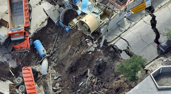 O buraco das empreiteiras, a falta de fiscalização e a inexistência de um plano de evacuação da área entregam a própria sorte aqueles que pouca sorte tiveram e terminaram por perderem vidas e patrimônios na irresponsabilidade criminal das mega-empresas




 - Foto: