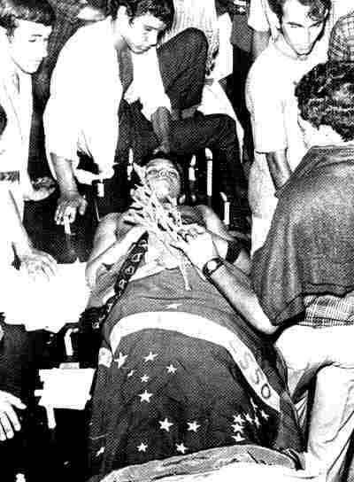 O assassinato e posterior enterro de Edson Luís foi o estopim da rebelião estudantil de 1968 no Brasil, a começar pelo Rio de Janeiro. 46 anos depois, alguns dos que carregaram este caixão são aliados dos aliados daqueles que o mataram.  - Foto:historianet