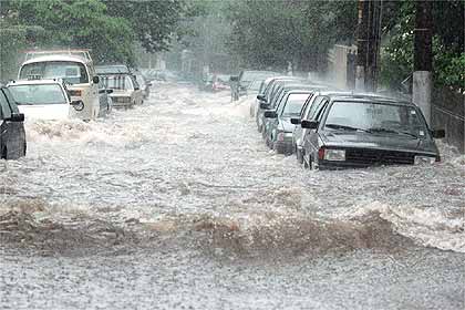 Para melhorar a sua imagem, qualquer prefeitura se agarra ao salva-mandato na auto-imagem. No caso de chuvas intensas, ao invés de investir pesado em saneamento urbano e escoamento pluvial, os gestores-candidatos brasileiros têm como costume culpar a São Pedro e, simultaneamente, contratar agências de publicidade para campanhas efêmeras até o próximo desastre por mau governo.  - Foto:guieacologico