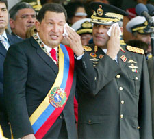 Quando ainda eram aliados, os camaradas de armas e então parceiros na política, Chávez e Baduel, ex-comandado e comandante que inverteram seus papéis.  - Foto: