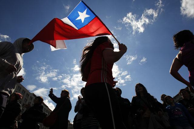 Jovens chilenos participam de movimentos sociais e resistem ao individualismo do modelo neoliberal que a ditadura de Pinochet instaurou no país. - Foto:Outras Palavras