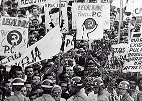 Momento auge do reboquismo no Brasil, toda a estrutura de massas do PCB estava atrelada nas expectativas ao governo de Jango. Naquela conjuntura ao menos, havia algo em jogo para os interesses populares. O reboquismo popular terminara no vôo de João Goulart, saindo do Rio para Porto Alegre. - Foto: Momento auge do reboquismo no Brasil, toda a estrutura de massas do PCB estava atrelada nas expectativas ao governo de Jango. Naquela conjuntura ao menos, havia algo em jogo para os interesses populares. O reboquismo popular terminara no vôo de João Goulart, saindo do Rio para Porto Alegre. - Foto: