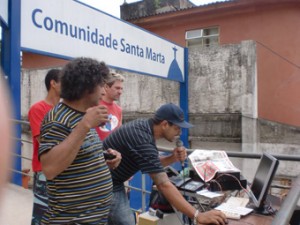 Produtos midiáticos de baixo custo podem aumentar significativamente a carga cultural, a referência identitária coletiva e a capacidade cognitiva dos cidadãos de municípios mais pobres, sejam interioranos ou periféricos. - Foto:fazendomedia