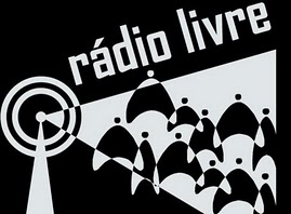 A partir da Lei 9612/98, o que era quase fora de controle na radiodifusão comunitária se torna totalmente fora de controle, tanto do Estado como das forças sociais organizadas. A resposta do Estado representado pelos governos de turno é fechar pelo mínimo uma rádio por dia. A formação do “movimento” remete a um vazio de massa crítica com perfil militante. Reconhecemos que a montagem do sistema público não-estatal está nascendo a fórceps, das entranhas do próprio povo.  - Foto:Comunycarte