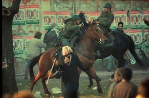 Os sabres dos Coraceros da Guardia Republicana saíram das bainhas e confrontaram com a parcela de povo oriental organizado que saíra para as ruas na defesa do direito de asilo. Fernando Morroni e Roberto Facal pagaram com suas vidas diante da sanha repressiva de um co-governo repressor e corrupto com o Blanco Alberto Lacalle à frente   - Foto:elpais.com.uy