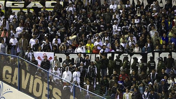 Torcida em Oruro. Sinalizador naval pode deixar vazios os espaços para os corintianos - Foto:Daniel Augusto Jr (Ag. Corinthians)