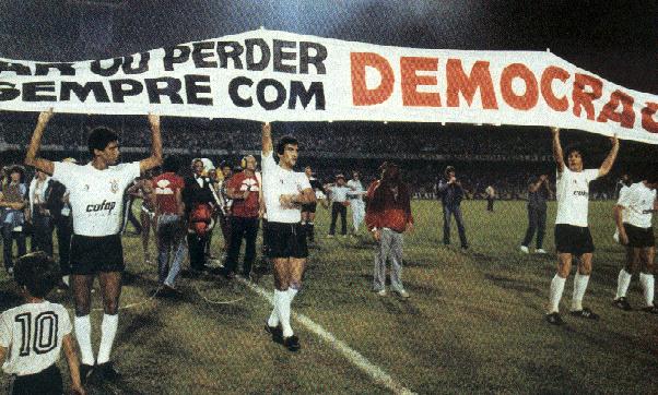 Vamos lembrar o melhor do Brasil, que é o melhor do Corinthians e a saudosa Democracia Corintiana. 100 anos assim vem bem, já a cartolagem..... - Foto:voz da rua