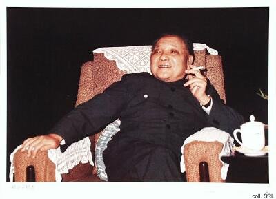 Deng Xiaoping (1904-1997), líder inconteste do capitalismo chinês, homem forte da China quando do Massacre de Tian Amen, operador – de forma indireta – de conceitos macro-societários dos degenerados neoliberais de Mont Pèlerin    - Foto:chineseposters.net 