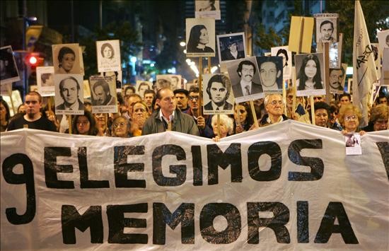 Al tiempo que los frenteamplistas de Uruguay condenan a los reconocidos autores de crímenes de lesa humanidad de tres décadas atrás, se esquivan ante de la defensa de los derechos humanos en la democracia contemporánea. - Foto:Alma Magazine