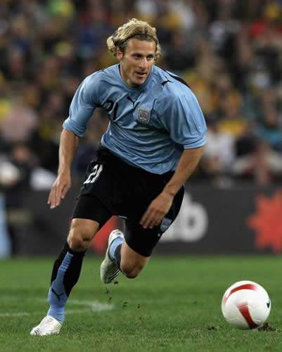 Diego Forlán, craque da celeste, ex-jogador das inferiores do Danúbio que tantos craques trouxe ao mundo, herdeiro incontestável da garra charrua.  - Foto:laspalomastramanlgo.files.wordpress