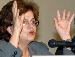 <p >A memória de dona Dilma anda apagada; já não sabe mais o que é compartimentação e tampouco como se controla uma equipe e é exercida a vigilância interna no local de trabalho. Será que esqueceu mesmo?</p>
<p> – Foto:” alt=”</p>
<p >A memória de dona Dilma anda apagada; já não sabe mais o que é compartimentação e tampouco como se controla uma equipe e é exercida a vigilância interna no local de trabalho. Será que esqueceu mesmo?</p>
<p> – Foto:” class=”image”><figcaption class=