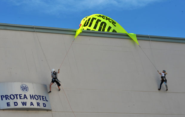 Ativistas do Greenpeace tentam colocar faixa de protesto em hotel onde ocorria reunião do Conselho Empresarial Mundial para o Desenvolvimento Sustentável, considerado um dos doze maiores poluidores do planeta. - Foto:telegraph.co.uk