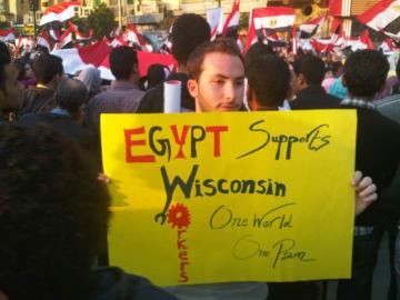 Em um dos protestos no Cairo, jovem exibe cartaz solidário à luta dos sindicatos estadunidenses: “Egito apóia os trabalhadores de Wisconsin: o mesmo mundo, a mesma dor”. - Foto:leftcom