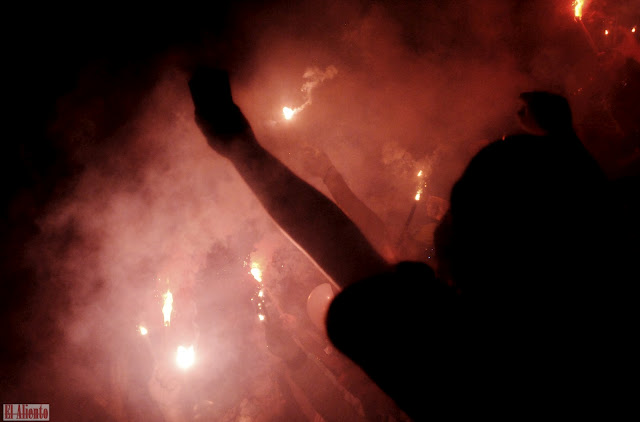 Enquanto torcedores do Boca estavam proibidos, os corintianos usaram sinalizadores na Bombonera... - Foto:elaliento.com