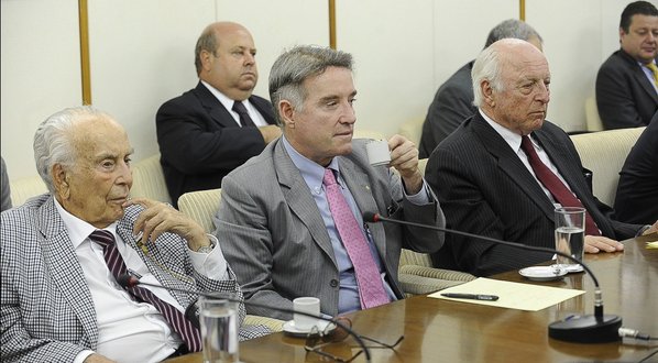 Pacote de Felicidades saindo do forno. Eliezer Batista, Eike Batista e Jorge Gerdau aparecem na foto da reunião em que deram uma prensa no ministro Guido  Mantega. Também estavam presentes Luiza Trajano (Magazine Luiza), Murilo Ferreira (Vale), Paulo Tigre (DHB), David Feffer (Suzano), João Castro Neves (Ambev), Marcelo Odebrecht (Construtora Odebrecht), Robson Andrade (CNI), Sérgio Werlang (Itaú) e Raphael Klein (Casas Bahia/Ponto Frio). O peso pesados do que resta de economia nacionalizada em escala industrial conseguem afirmar a receita de Bismarckismo tropical. Eis o pacote de felicidades de Dilma e Mantega, o BNDES que onere o Tesouro e no final os arigós pagam a conta. - Foto:veja