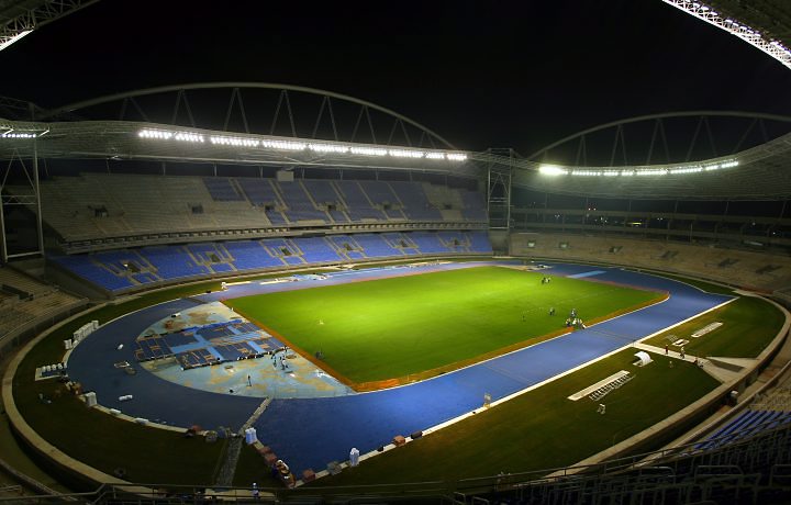 O lindo estádio olímpico conhecido como Engenhão é mais uma obra do estado da arte da arquitetura brasileira. Se 10% dessa criatividade fosse aplicada na urbanização de favelas, a sensação de respeito aos direitos coletivos aumentaria muito.  - Foto: