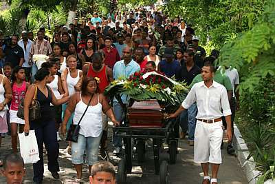 Somente a estupidez e a irracionalidade de corruptos e nefastos podem acreditar que uma cena como esta seja sinônima da eficiência policial.

 - Foto: