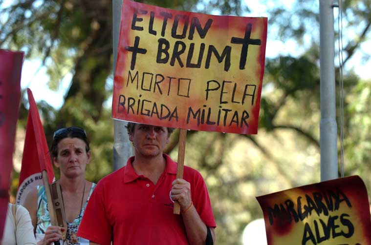 Elton fue asesinado porque era parte de una medida de lucha directa, la forma de ejercicio de derechos constitucionales que jamás son garantizados a menos que las parcelas del pueblo organizado consigan ejercer su voluntad independiente de intermediarios profesionales. - Foto:Zero Hora