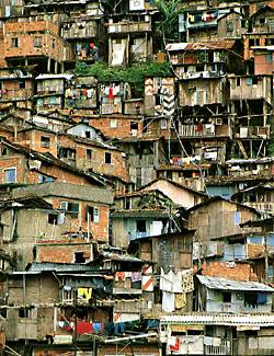 Al ser vista como paisaje, lo que es un crimen de Estado – por omisión de décadas consecutivas – la favela queda como parte “normal” de la ciudad. - Foto:Google